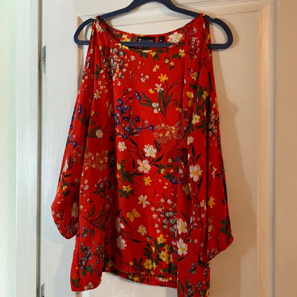 Flower print Blouse, with peep shoulders.